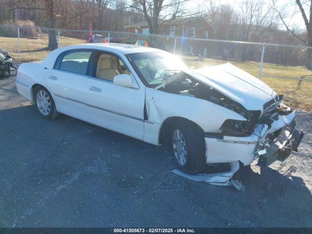  Salvage Lincoln Towncar