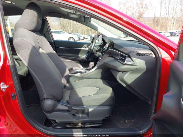 Toyota Camry Le Image 17