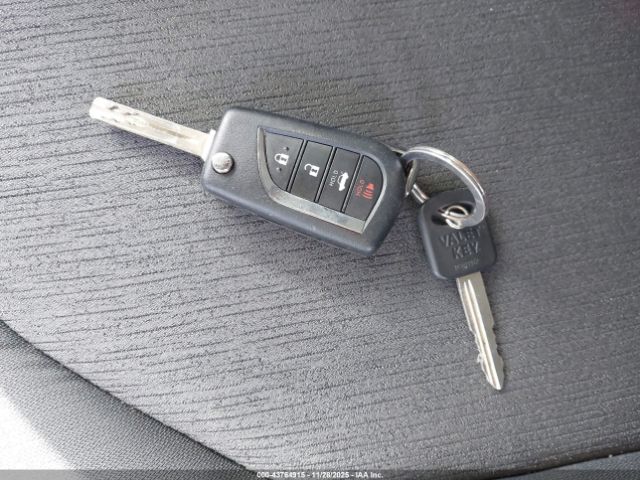 Toyota Camry Le Image 7