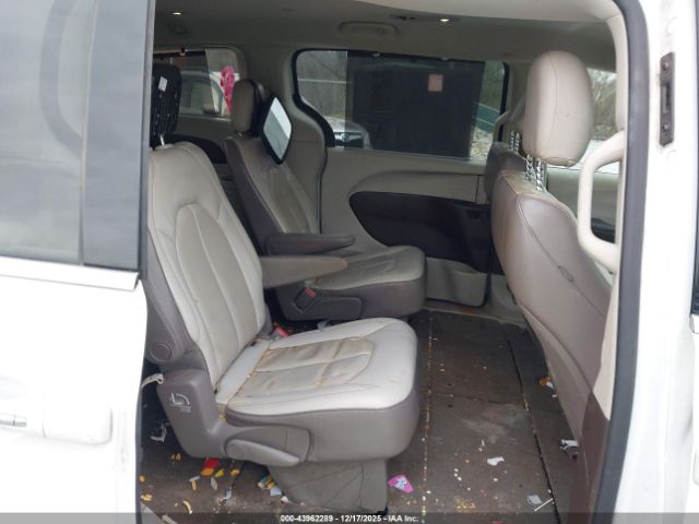 Chrysler Pacifica Touring L Image 4