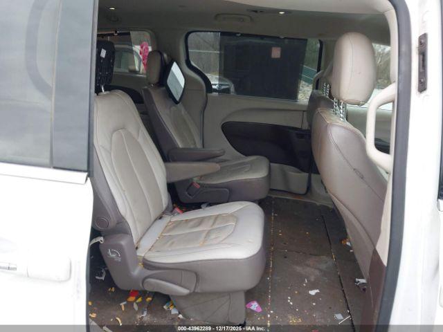 Chrysler Pacifica Touring L Image 4