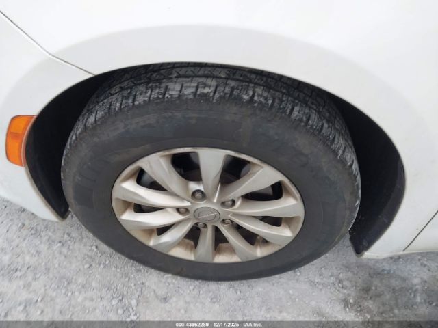 Chrysler Pacifica Touring L Image 15