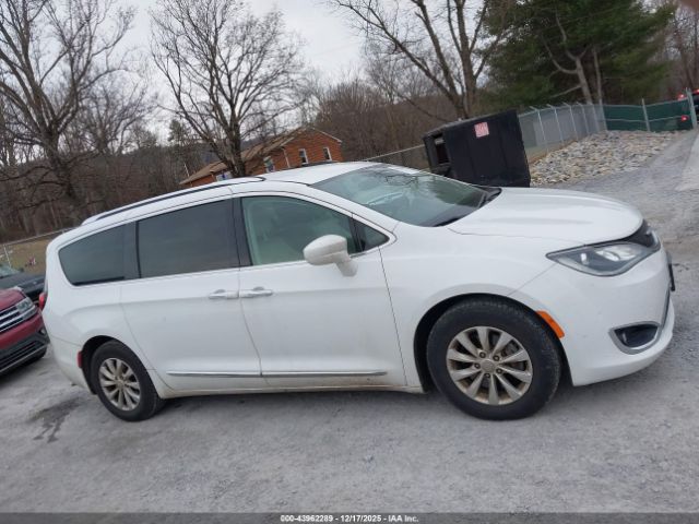 Chrysler Pacifica Touring L Image 11