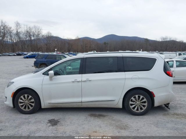 Chrysler Pacifica Touring L Image 13