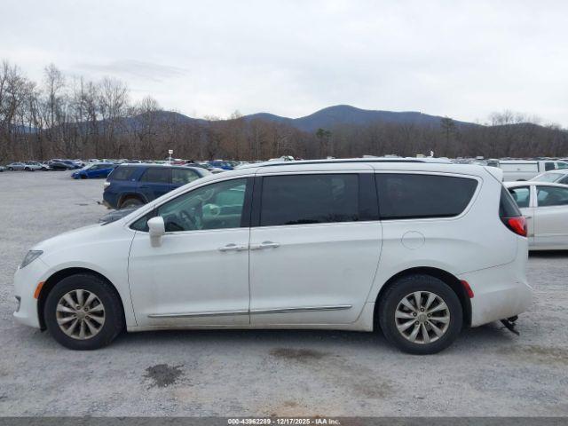 Chrysler Pacifica Touring L Image 13