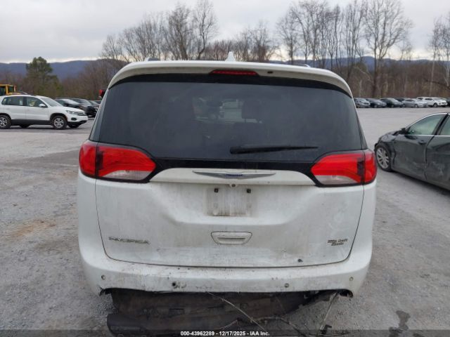 Chrysler Pacifica Touring L Image 2