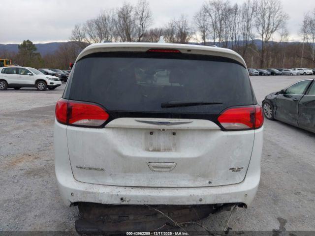 Chrysler Pacifica Touring L Image 2