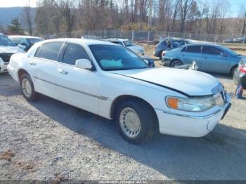  Salvage Lincoln Towncar