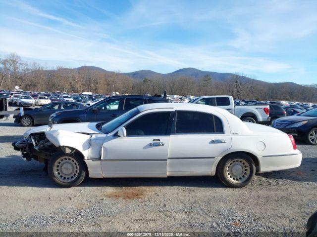 Lincoln Towncar Executive Image 16