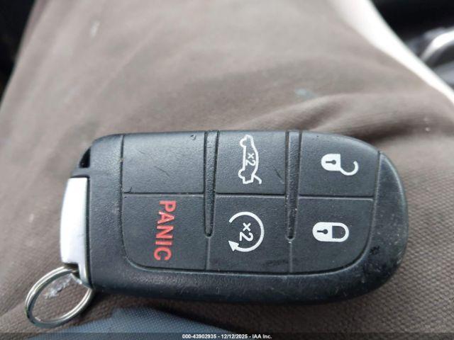 Chrysler 200 C Image 2