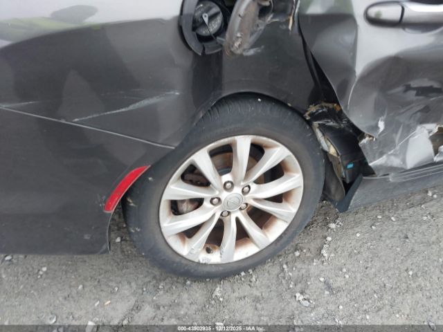 Chrysler 200 C Image 15