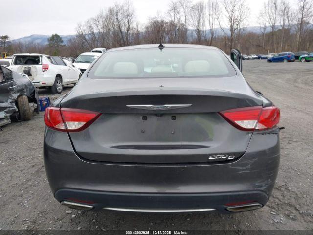 Chrysler 200 C Image 12
