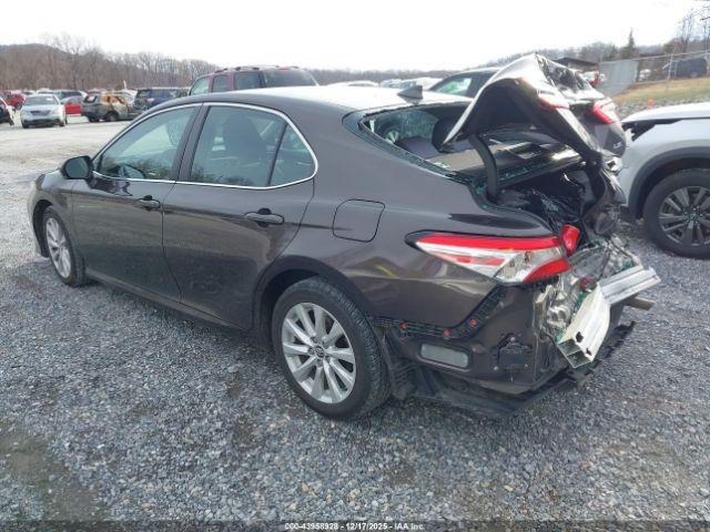 Toyota Camry Le Image 6