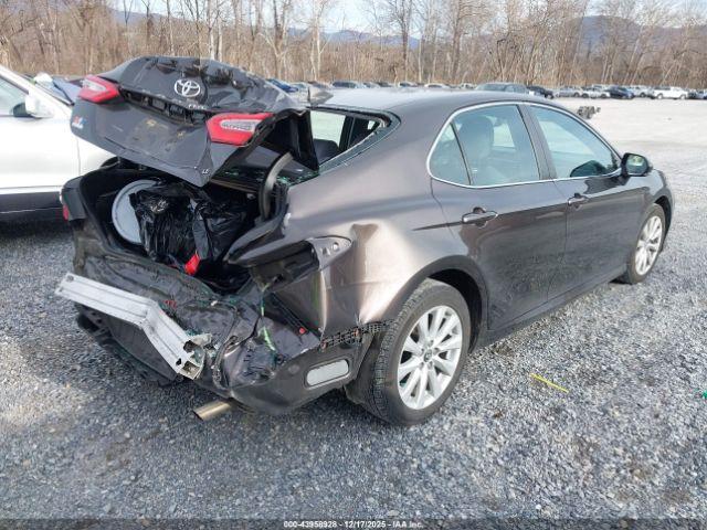 Toyota Camry Le Image 5