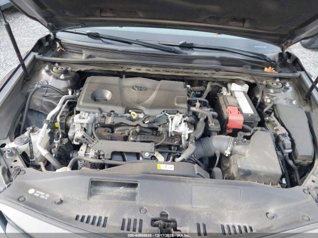 Toyota Camry Le Image 9