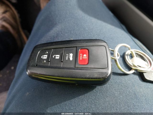 Toyota Camry Le Image 4