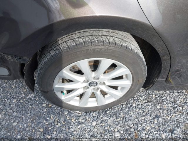 Toyota Camry Le Image 17