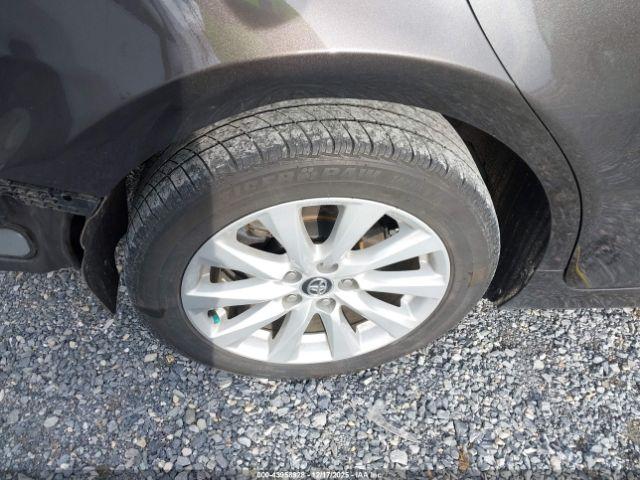 Toyota Camry Le Image 17