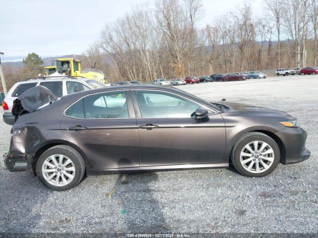 Toyota Camry Le Image 11